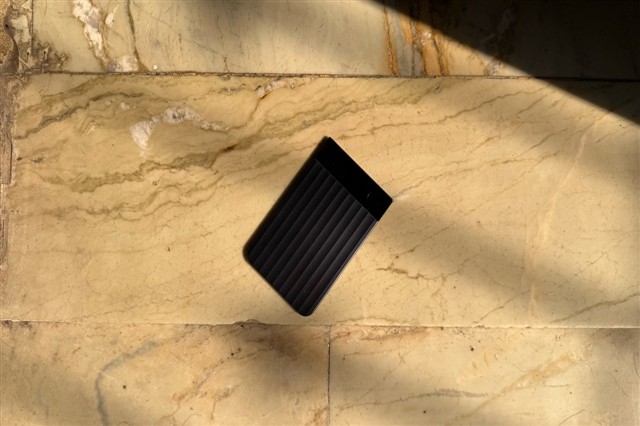 Plaud Note Pro یک ضبط عالی با هوش مصنوعی است که من همه جا آن را حمل می کنم